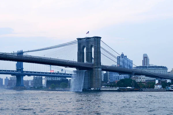 Brooklyn Bridge - vodopády - Nyc — Stock fotografie