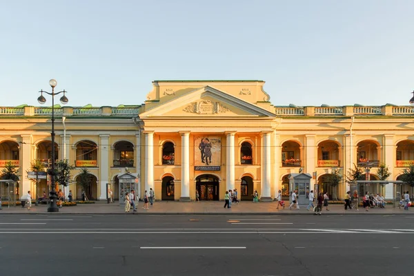 Gostinyi Dvor - São Petersburgo, Rússia — Fotografia de Stock