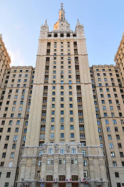 Edificio de apartamentos estalinista - Moscú, Rusia — Foto de Stock