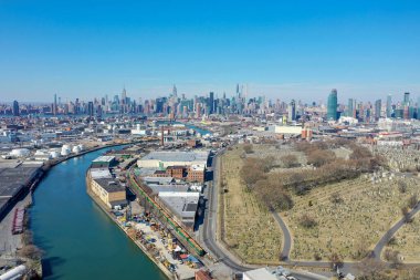 Newtown Creek 'ten Kosciuszko Köprüsü' ne uzanan New York City silueti.