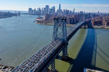 Brooklyn, New York 'tan Williamsburg Köprüsü' nün panoramik görüntüsü.