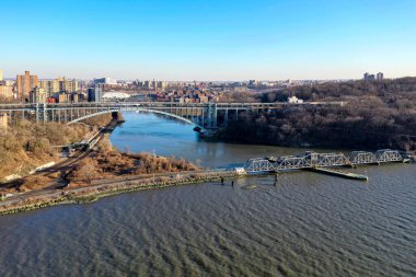 Henry Hudson ve Spuyten Duyvil Köprüleri New York 'ta Bronx ve Manhattan arasında Spuyten Duyvil Deresi.