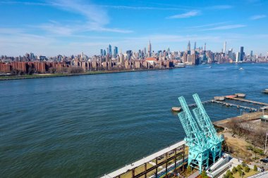 Brooklyn, New York 'taki Williamsburg mahallesinden Manhattan silueti.