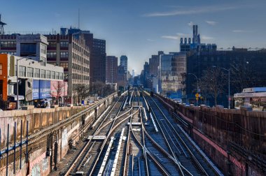 New York Şehri - 17 Şubat 2020: 135. sokak metro istasyonu ve New York, Manhattan 'da pist.