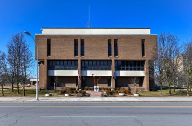 Şehir merkezindeki Poughkeepsie Belediye Binası. Vahşice inşa edilmiş..