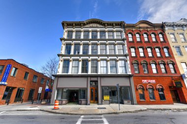 Poughkeepsie, New York - 16 Şubat 2020: Dökme Demir Bina 1872 yılında inşa edildi ve Poughkeepsie şehir merkezinin tarihi bölgesinde ve kalbinde yer almaktadır..