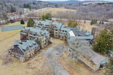 New York 'taki Terk Edilmiş Bennett Kız Okulu' nun dış görünüşü