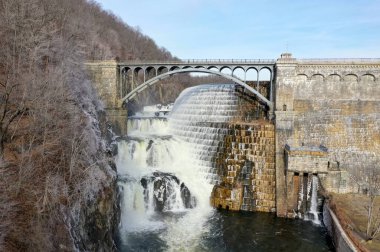 Croton Gorge Parkı Westchester, New York 'taki New Croton Barajı' nın dibinde.