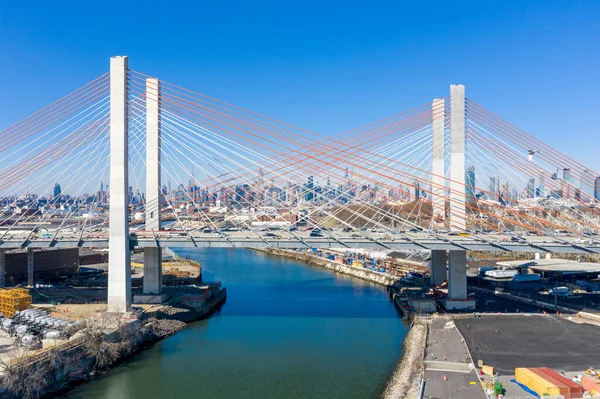Kosciuszko桥连接纽约布鲁克林和皇后区横跨新城溪流 这座新桥是一座斜拉桥 — 图库照片