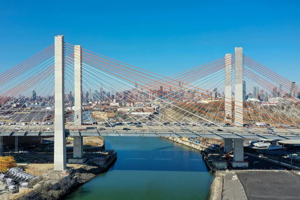 コシウシュコ橋はニュータウン クリークを渡ってニューヨーク市のブルックリンとクイーンズに合流した 新しい橋はケーブル滞在橋です — ストック写真