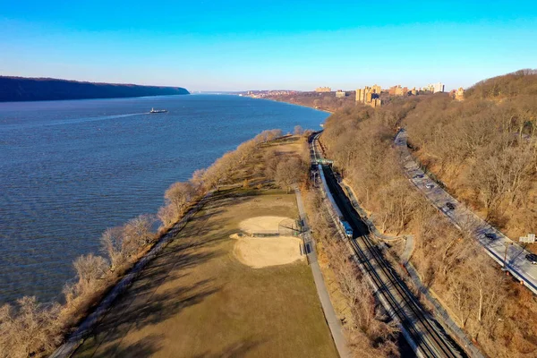 Henry Hudson Parkway ve demiryolu Manhattan, New York 'un batı ucunda..