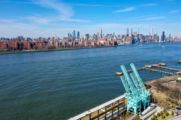 Brooklyn, New York 'taki Williamsburg mahallesinden Manhattan silueti.