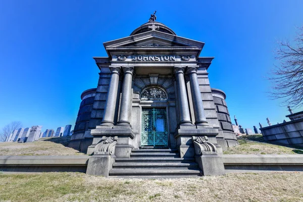 Nueva York Febrero 2020 Cementerio Del Calvario Con Horizonte Manhattan —  Fotos de Stock