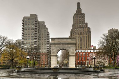 New York 'ta kendini karantinaya alıp sosyal mesafeli davrandıktan sonra salgının yayılmasını yavaşlatmak için Washing Meydanı Parkı' nda kalabalık yoktu..