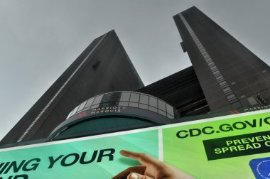 New York City - 29 Mart 2020: New York City 'de kendini karantina ve sosyal mesafeler yüzünden salgının yayılmasını yavaşlatmak için Times Meydanı' nda kalabalık olmadı.