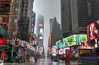 New York City - 29 Mart 2020: New York City 'de kendini karantina ve sosyal mesafeler yüzünden salgının yayılmasını yavaşlatmak için Times Meydanı' nda kalabalık olmadı.