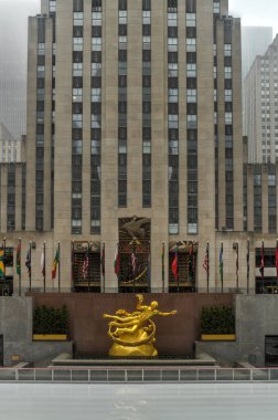 New York City - 29 Mart 2020: New York 'taki Coronavirüs salgını sırasında boş Rockefeller Center ve buz pateni pisti.