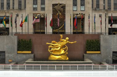 New York City - 29 Mart 2020: New York 'taki Coronavirüs salgını sırasında boş Rockefeller Center ve buz pateni pisti.
