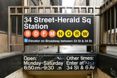New York City - 29 Mart 2020: Herald Square, New York 'taki 34. Cadde metro istasyonuna giriş.