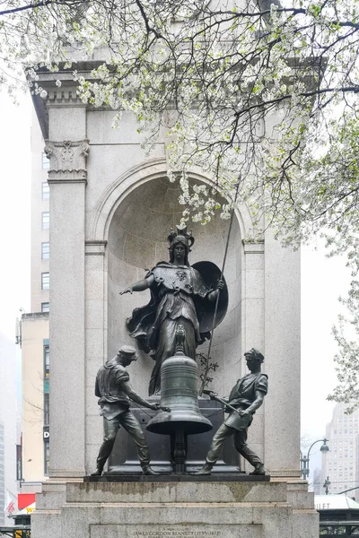ニューヨーク市 2020年3月29日 ニューヨーク ヘラルドの創設者 編集者 出版社であり アメリカの新聞の歴史の中で主要な人物であるジェームズ ゴードン ベネットへの記念碑 — ストック写真