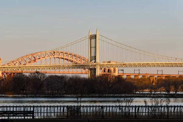 Günbatımında New York Manhattan Doğu Yakasından Triborough Hell Gate Köprüsü — Stok fotoğraf