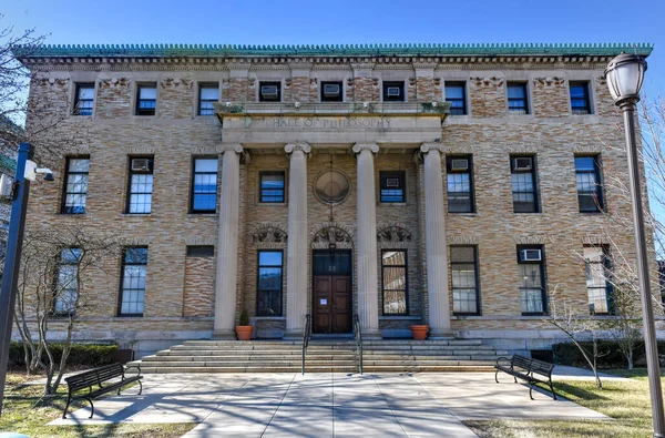 斯坦福大学怀特在纽约布朗克斯布朗克斯社区学院校区设计的哲学系大楼 — 图库照片