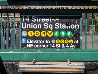 New York City - 9 Nisan 2020: 14. Cadde Union Square Metro Girişi Manhattan, New York.
