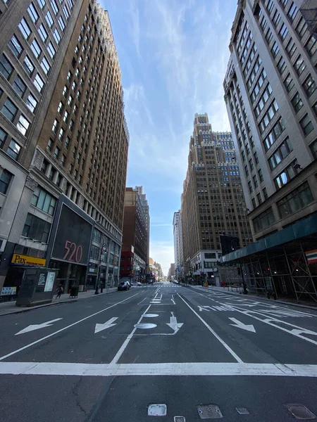New York Şehri - 7 Nisan 2020: New York 'taki Coronavirus salgını sırasında Manhattan' ın boş sokakları.