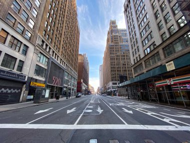 New York Şehri - 7 Nisan 2020: New York 'taki Coronavirus salgını sırasında Manhattan' ın boş sokakları.