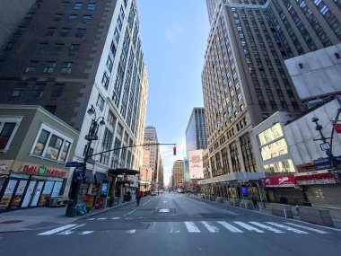 New York Şehri - 7 Nisan 2020: New York 'taki Coronavirus salgını sırasında Manhattan' ın boş sokakları.