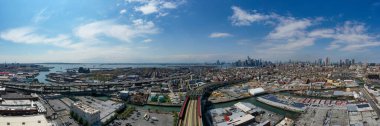 Brooklyn 'deki Gowanus Kanalı' nın panoramik manzarası. Arka planda Gowanus Otoyolu ve Manhattan..