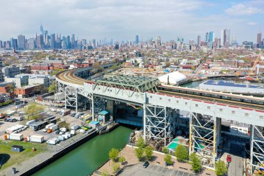 Brooklyn 'deki Gowanus Kanalı' nın panoramik manzarası. Arka planda Gowanus Otoyolu ve Manhattan..