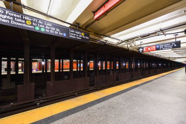 New York, New York - 19 Nisan 2020: Times Square metro istasyonu. Times Meydanı metro istasyonu Manhattan 'da 49. ve 7. caddelerde yer almaktadır..