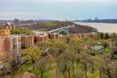 Henry Hudson Köprüsü 'nün panoramik görüntüsü New York' ta Bronx ve Manhattan 'a katılıyor..