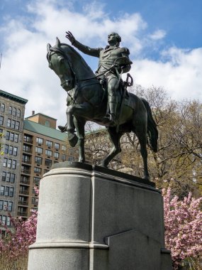 General George Washington 'ın binicilik heykeli New York' taki Union Meydanı 'nın güney tarafında..