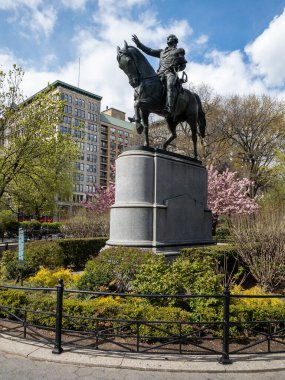 General George Washington 'ın binicilik heykeli New York' taki Union Meydanı 'nın güney tarafında..