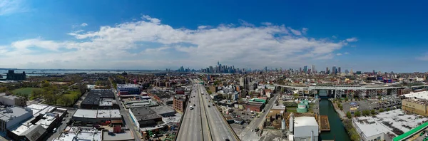 Мбаппе Вид Канал Гован Бруклине Экспрессом Гован Манхэттеном Заднем Плане — стоковое фото
