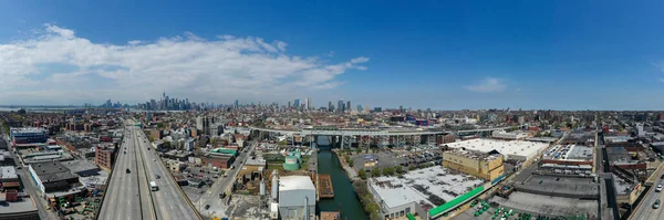 布鲁克林Gowanus运河全景 以Gowanus高速公路和曼哈顿为背景 — 图库照片