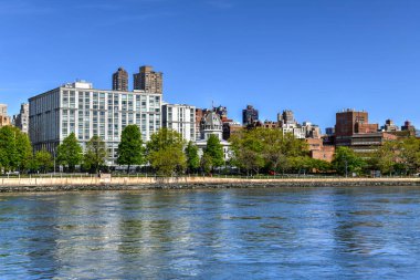Queens, New York 'taki Rainey Park' tan Roosevelt Adası manzarası.