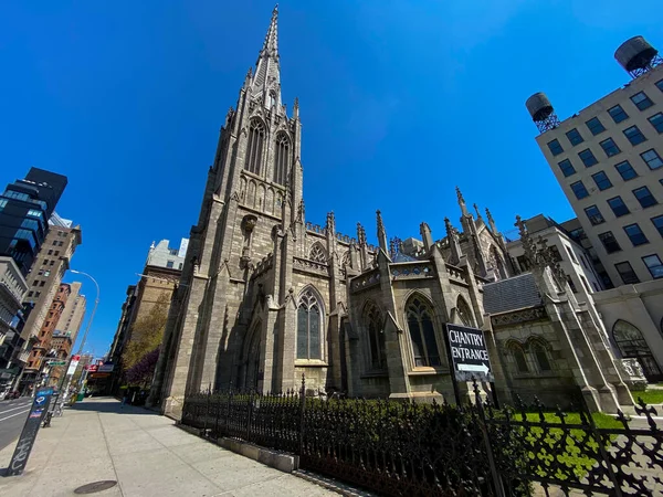 ニューヨーク市 2020年4月19日 グレース教会はニューヨークのエピスコパル教区の一部であるニューヨーク市マンハッタンの歴史的な教区教会です — ストック写真