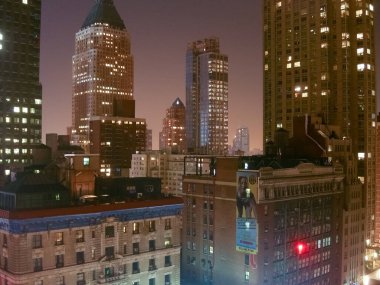 New York City - 6 Haziran 2006: Manhattan şehir merkezinin gökyüzü manzarası New York 'ta akşam saatlerinde.