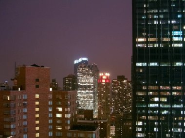 Manhattan şehir merkezinin gökyüzü manzarası New York 'ta akşam saatlerinde.