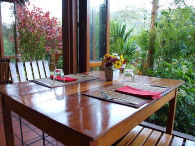 Çiftçi yandan lezzetli çilek