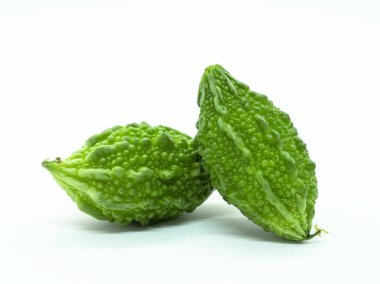 Beyaz zemin üzerinde yeşil acı kabak izole resim