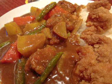 Pirinç sebze kızarmış tavuk köri