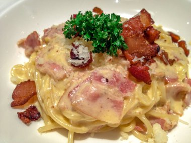 Carbonara kadar pastırma resmi ile kapatmak