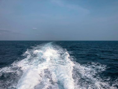 Teknede mavi deniz dalgası