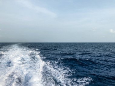 Mavi deniz teknede sol dalga