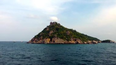 Mavi deniz manzaralı bir adada güneşli güzel doğa ile. Görüntüleri video
