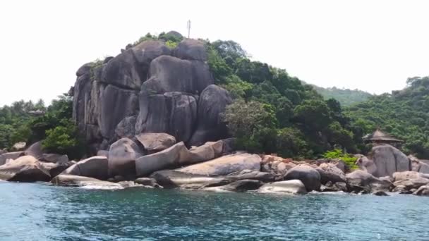 Gran Montaña Roca Con Cielo Despejado Fondo Mar Onda Azul — Vídeo de stock